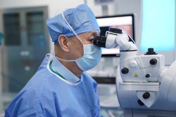 《人民日报健康客户端》爱尔眼科完成首例SMILE Pro近视手术