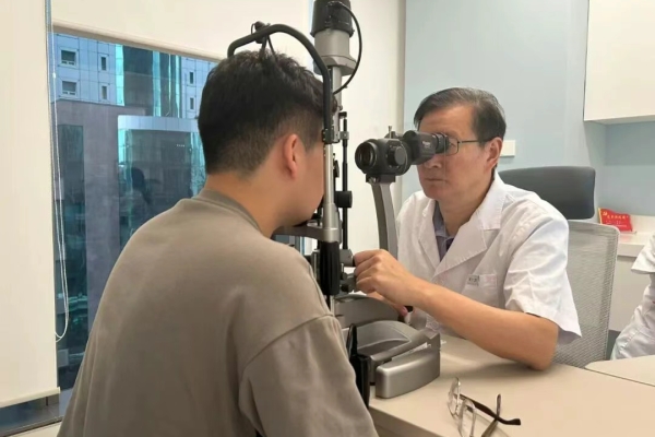 医德医风 | 爱尔眼科李拓：怀仁心步履不停，用人文温度点亮每一分光明希望