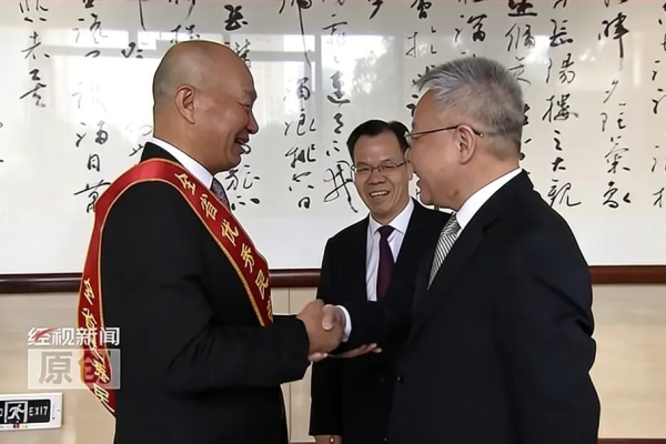 湖南“新春第一会”召开，授予爱尔眼科董事长陈邦等100人“新湖南贡献奖全省优秀民营企业家”称号